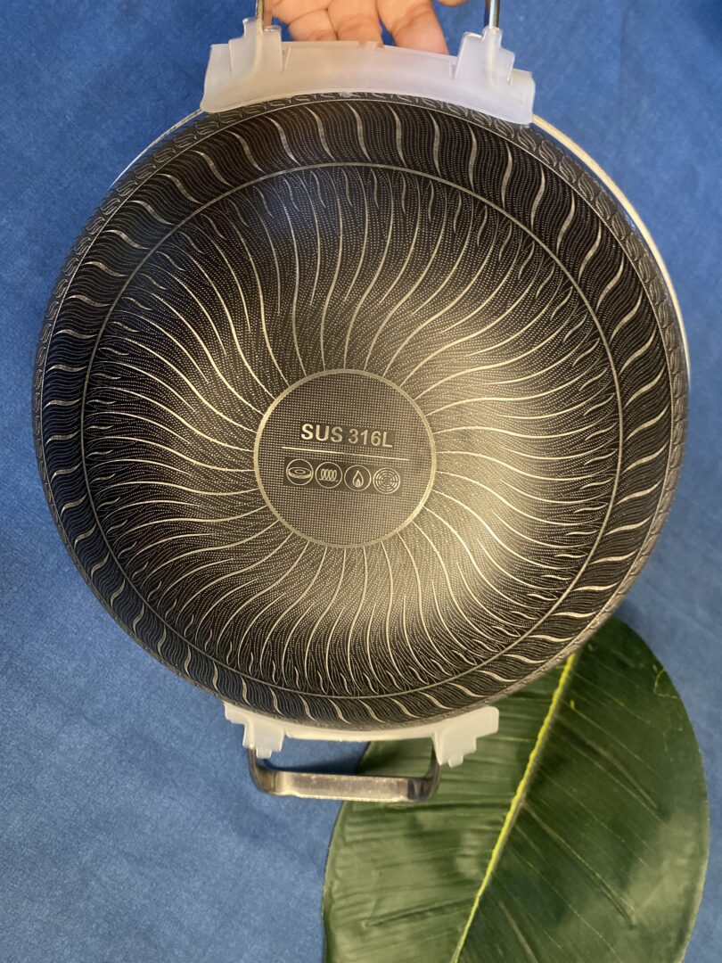 Honey comb stainless laser coated steel wok with double handle - Image 4