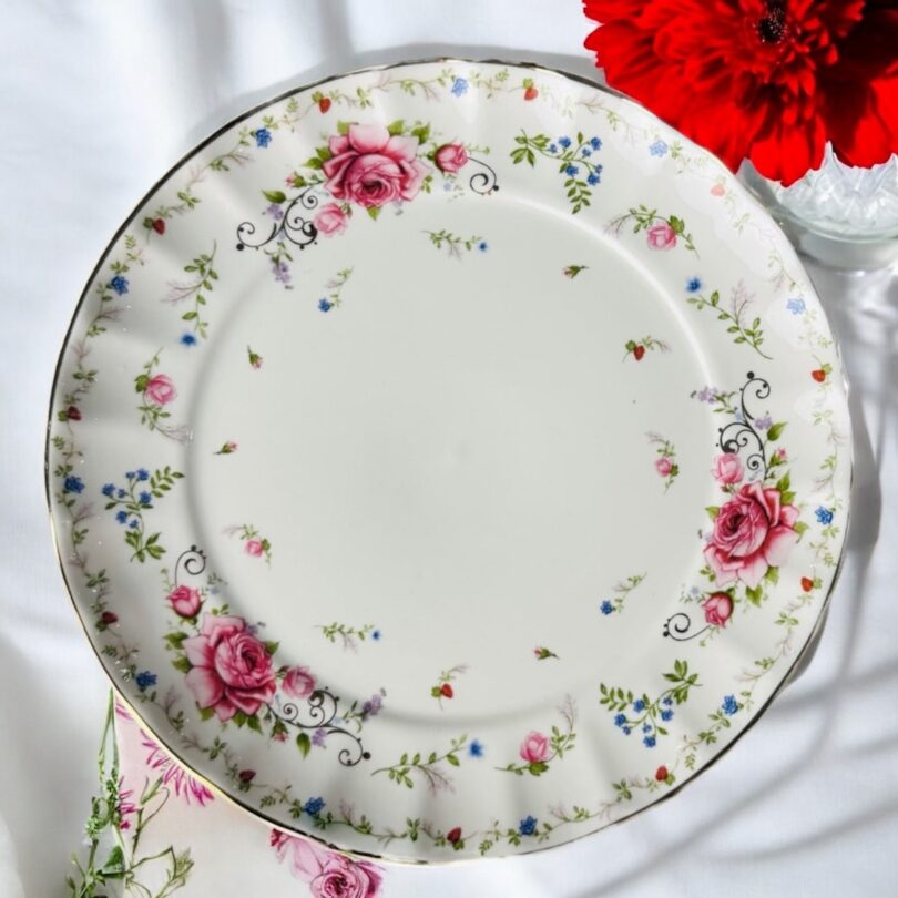 Vintage style pink floral 24 Pcs tea set with English charm - Image 3